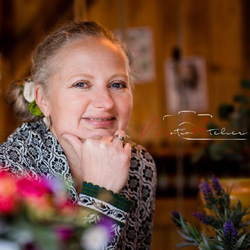 Grit Gewald - Schmuckdesignerin:
HÄNG’ DI O - Grits Schmuckwerkstatt :: Wunderbares, handgemachtes, traditionelles, bayerisches Schmuckdesign ...
... und hier kommen Sie direkt zu meiner Präsentation. Grit Gewald - Schmuckdesignerin:
HÄNG’ DI O - Grits Schmuckwerkstatt :: Wunderbares, handgemachtes, traditionelles, bayerisches Schmuckdesign ...
... und hier kommen Sie direkt zu meiner Präsentation.